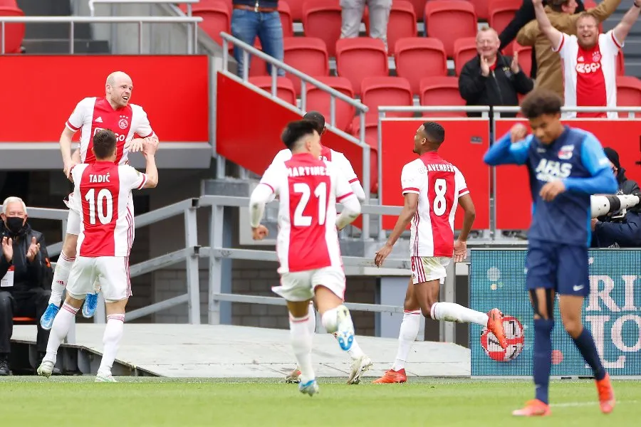 Jugadores del Ajax celebran gol ante AZ Alkmaar