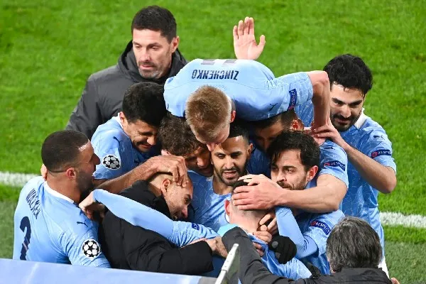 AP Pep Guardiola celebra con equipo