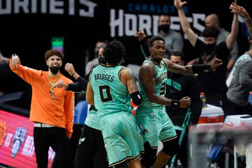 Jugadores de los Hornets festejando