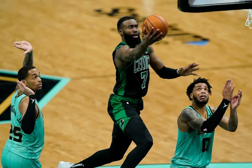 Jaylen Brown encaminado a una canasta