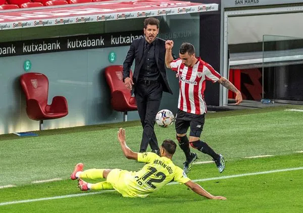 EFE Simeone observa el partido