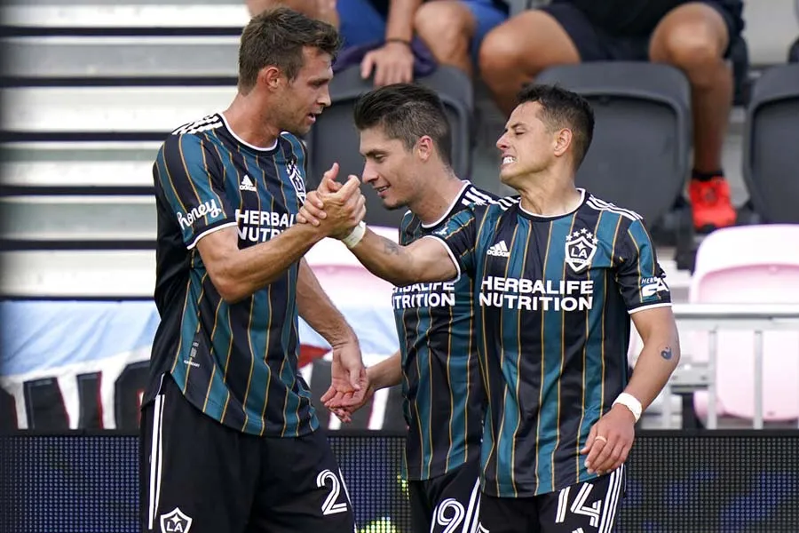 Chicharito en festejo con sus compañeros