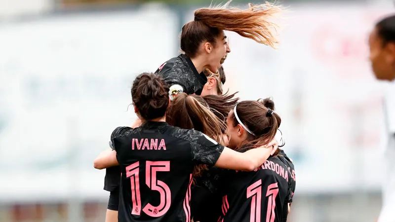 La mexicana celebrando su gol con sus compañeras