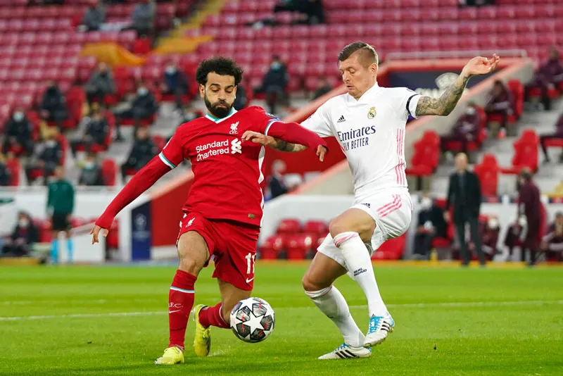 AP El alemán disputando el balón con Salah