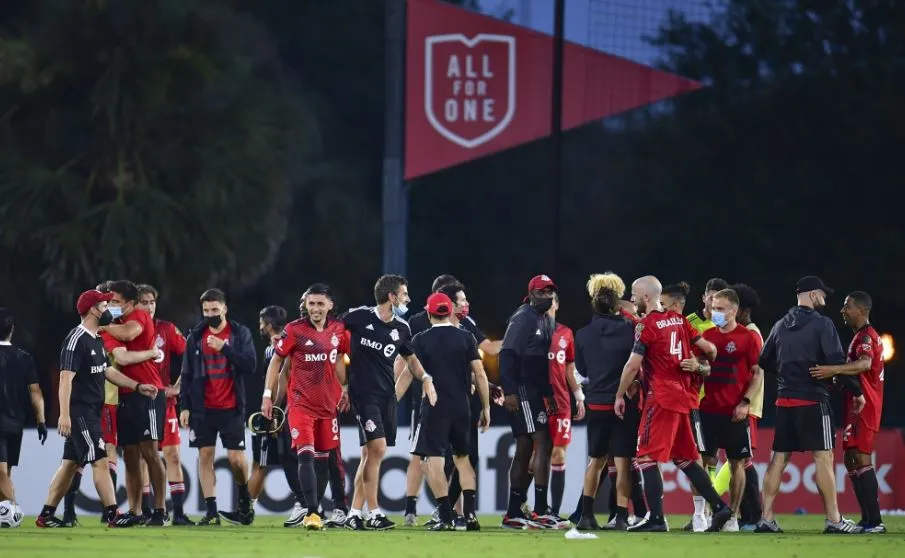 Jugadores de Toronto FC tras triunfo ante León