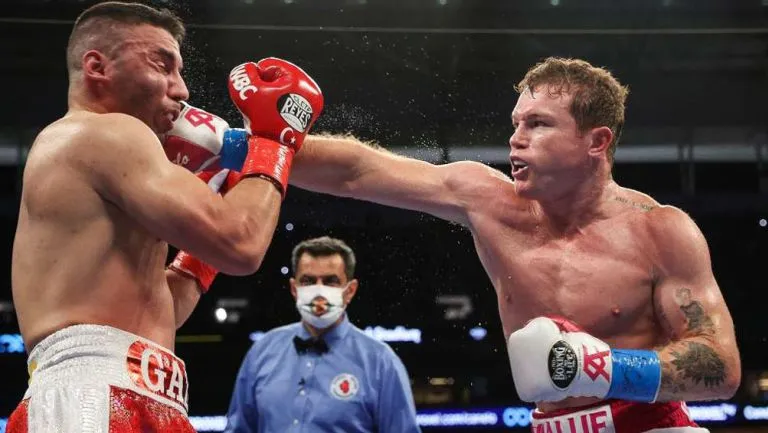 MEXSPORT Saúl 'Canelo' Álvarez propinando un derechazo a Avni Yildirim