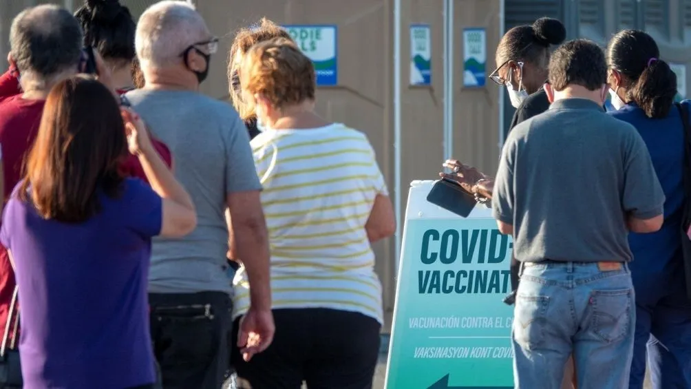 EFE Punto de vacunación en Miami, Florida