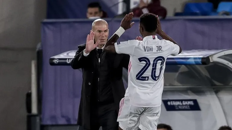 Vinicius Junior festeja junto a Zinedine Zidane