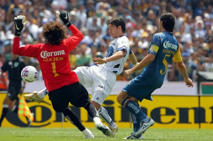 Esteban Solari en acción con Pumas ante América