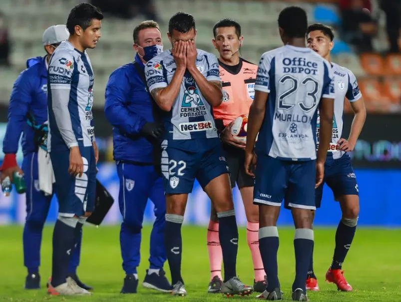 Jugador se lamenta en el Pachuca vs Santos