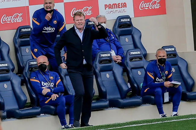 AP Koeman observa un juego del Barcelona