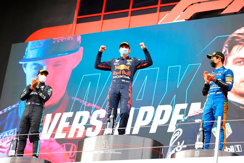 Max Verstappen celebrando una victoria