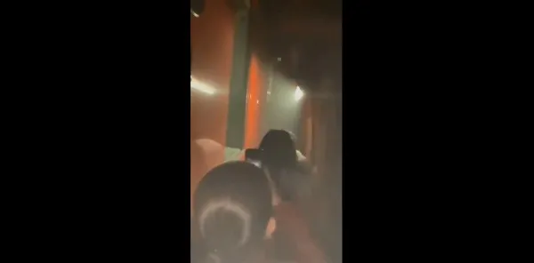 Usuarias del Metro de la línea 8 caminan sobre las vías