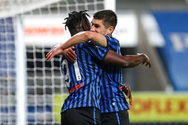 Jugadores del Atalanta festejan un gol