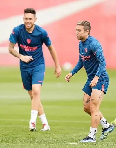 TWITTER @Locampos15 Lucas Ocampos y 'Papu' Gómez en entrenamiento del Sevilla