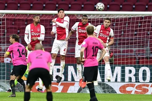 EFE Edson Álvarez en acción con el Ajax
