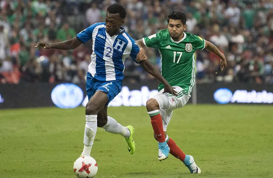 IMAGO7 Félix Crisanto pelea el balón con Jesús 'Tecatito' Corona