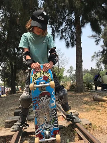 CORTESÍA El pequeño skater junto a su fiel compañera