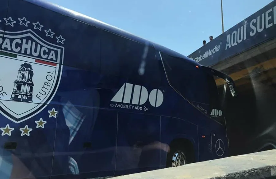 TWITTER @laroja_mx El camión de los Tuzos en San Luis
