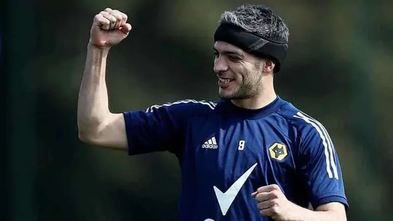 Raúl Jiménez en partido con los Wolves