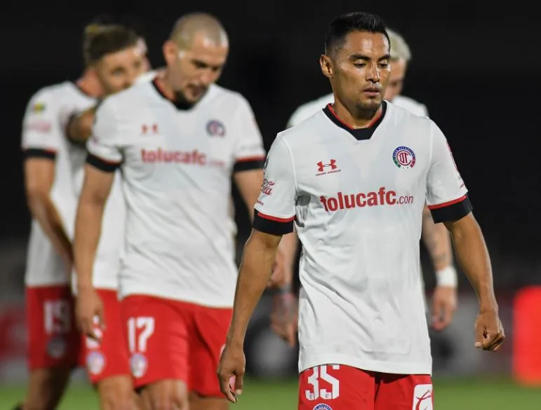 Jugadores de Toluca se lamentan tras el primer tiempo