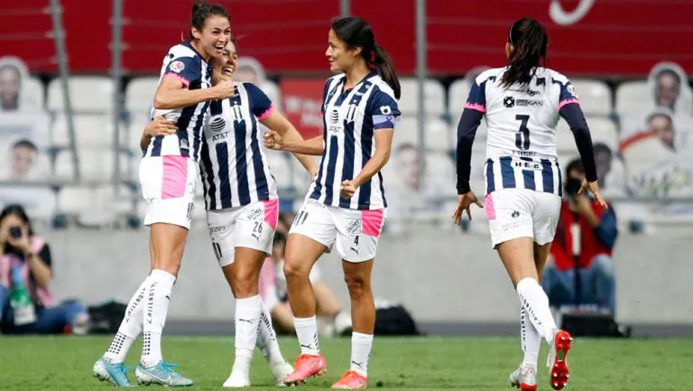 IMAGO7 Jugadoras de Monterrey, en festejo de gol