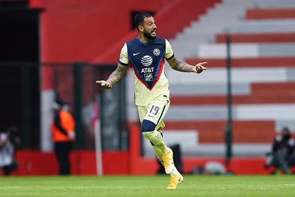 Emanuel Aguilera en partido con las Águilas