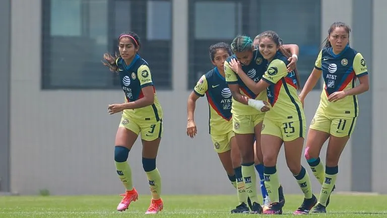 IMAGO7 Jugadoras de América celebran gol vs Cruz Azul