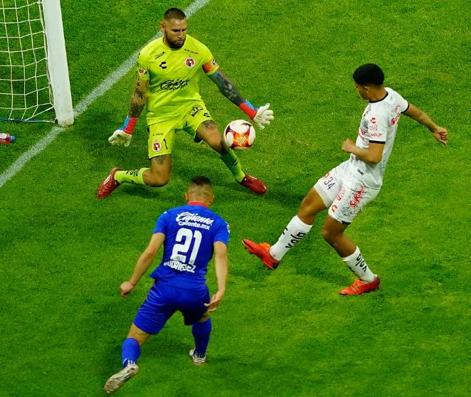 IMAGO7 Orozco rechaza un disparo a gol