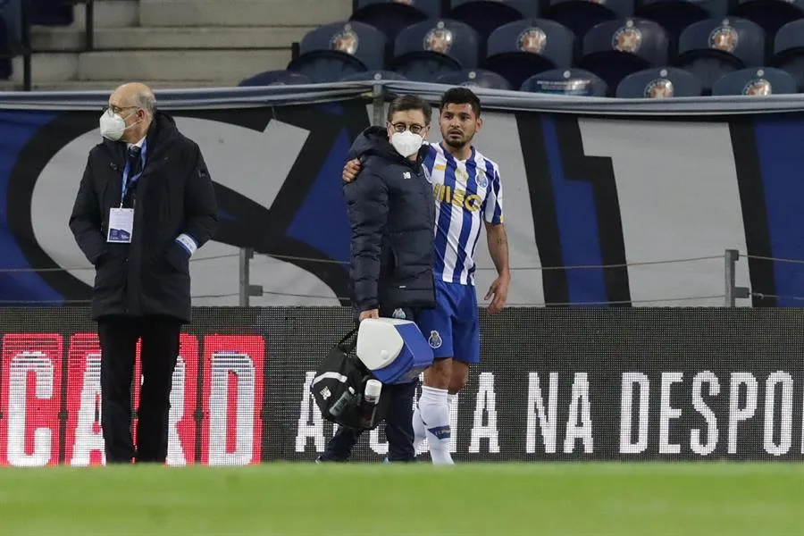 EFE Tecatito Corona tras salir lesionado