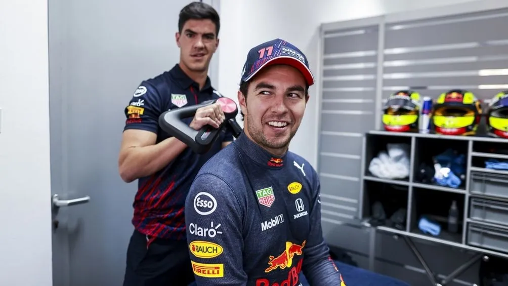 @redbullracing Canales junto a Checo Pérez