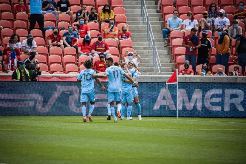 TWITTER @SportingKC Alan Pulido festejando su gol con sus compañeros