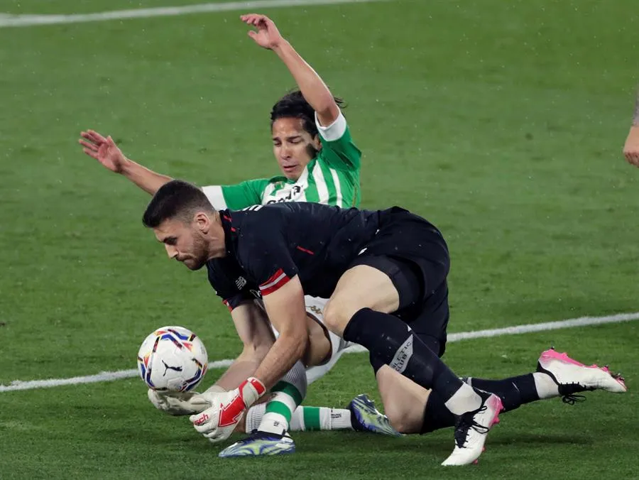 Diego Lainez durante un partido con el Betis