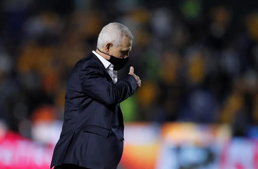 Javier Aguirre durante un partido con Rayados