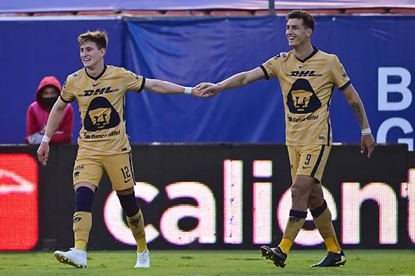 Dinneno y Facundo Waller tras una anotación