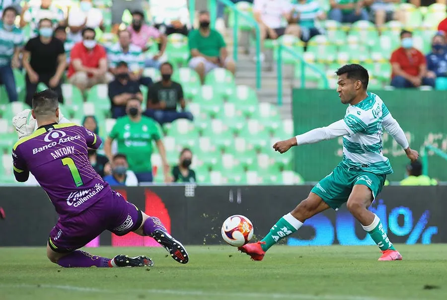 Eduardo Aguirre dispara ante la salida de Antony Silva