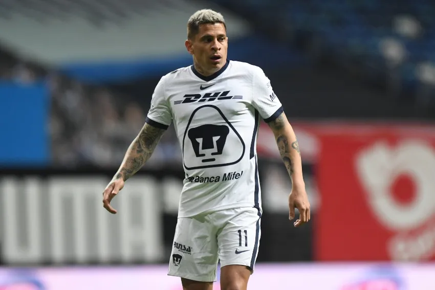Iturbe durante un partido con los Pumas