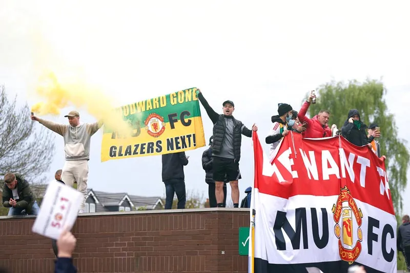AP Los aficionados en las instalaciones del Old Trafford