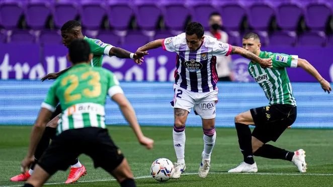 Jugador del Real Valladolid frente al Betis