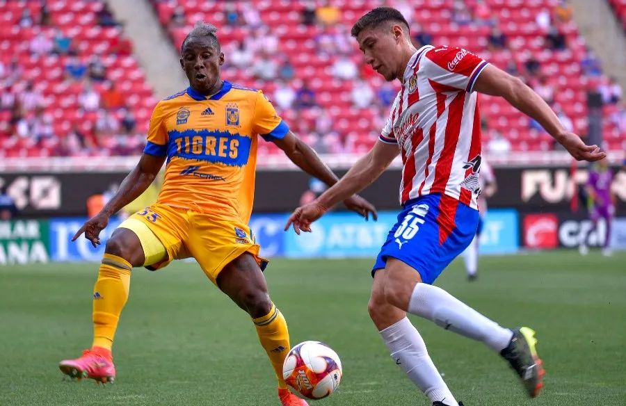 Luis Olivas pelea el balón ante Luis Quiñones