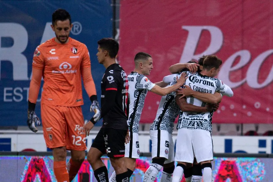 Córdova y Fidalgo festejando un gol con América