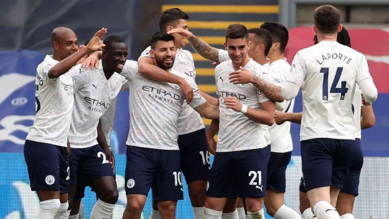 Jugadores del Manchester City festejan el tanto del Kun
