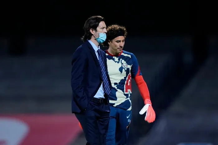 IMAGO7 Solari y Ochoa platican previo a un partido