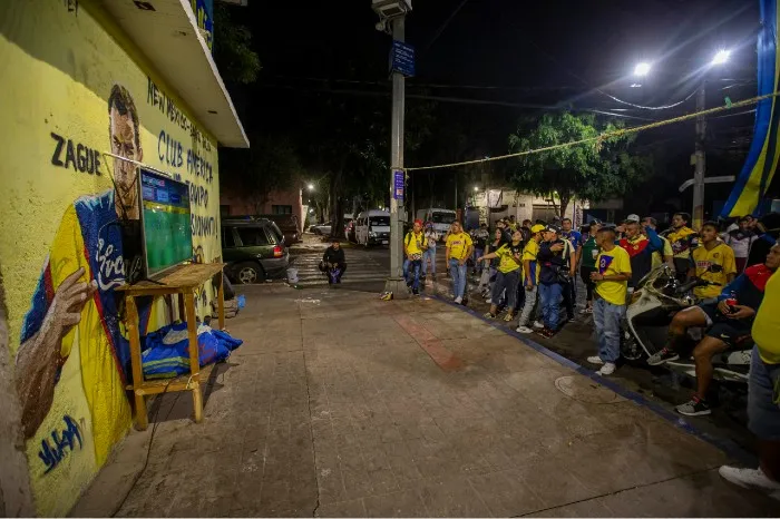 RICARDO FLORES Fanáticos reunidos para ver el partido