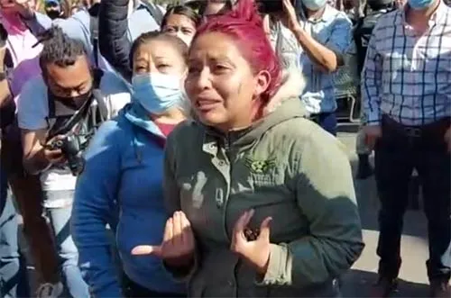 La madre y la abuela del menor