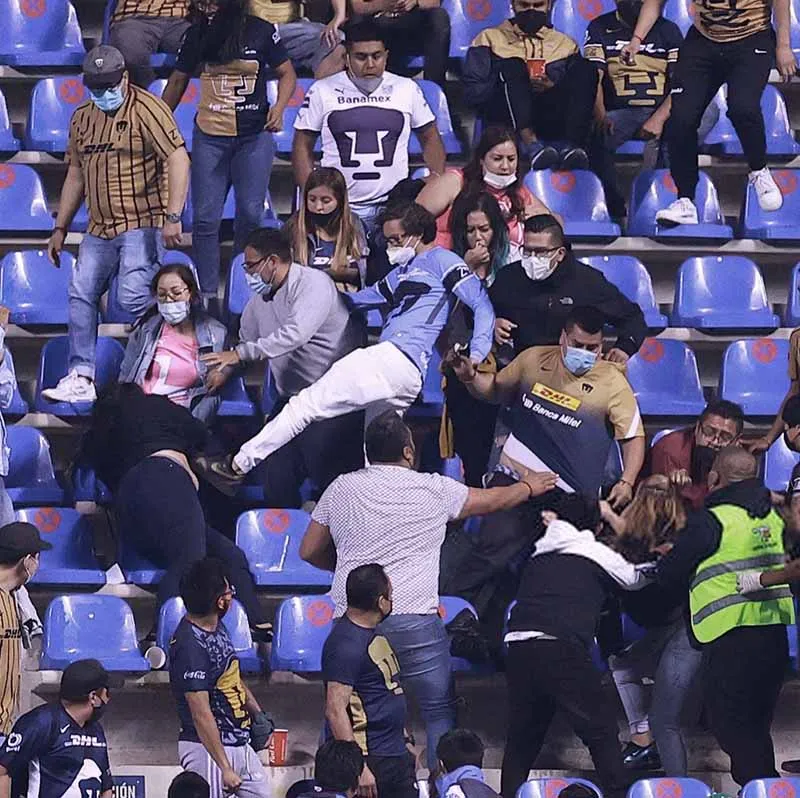 ESPECIAL Violencia en el Estadio Cuauhtémoc entre fans de Puebla y Pumas