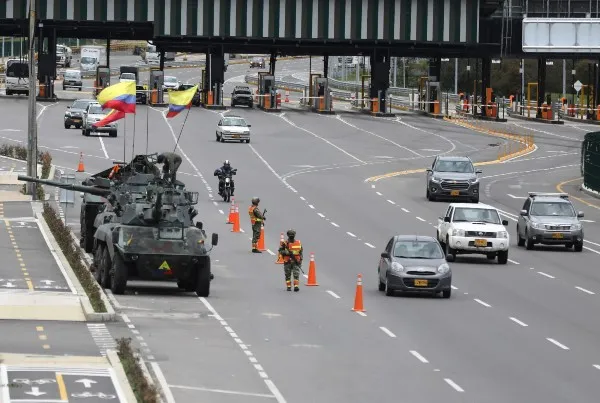 AP Militares vigilan casetas en Bogotá