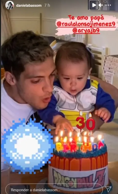 El delantero sopla las velas de su pastel con su hija Arya