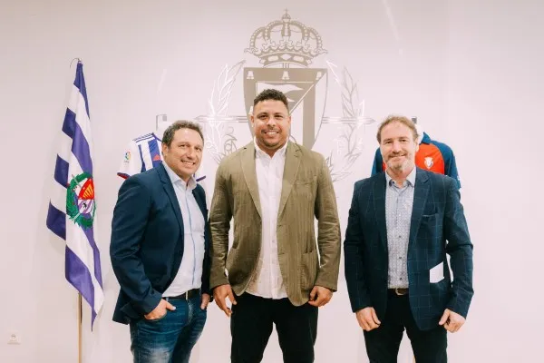 TWITTER @realvalladolid Ronaldo Nazario y directiva de la Asociación de Veteranos del Real Valladolid