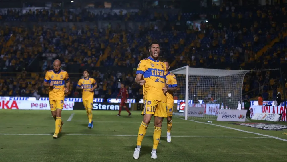 André-Pierre Gignac celebrando una anotación